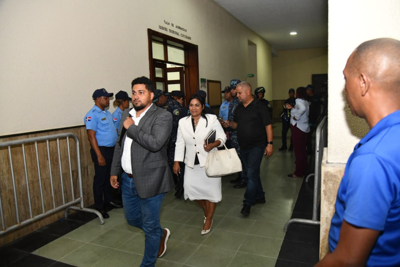 La pastora Rossy Guzmán sale de la sala de audiencias del Primer Tribunal Colegiado