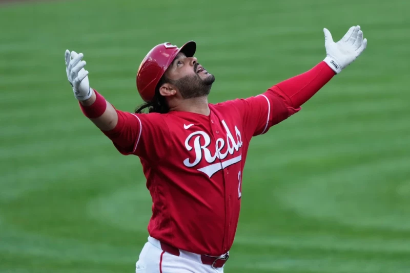 Eugenio Suárez, de los Rojos, celebra después de conectar un cuadrangular de dos carreras durante el juego de Grandes Ligas, el 15 de junio de 2026, en Cincinnati.