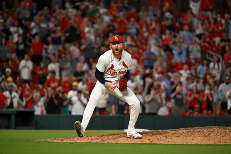 Dustin May, de los Cardenales, celebra después de completar el juego en la victoria sobre los Padres, el 15 de junio de 2026, en San Luis.