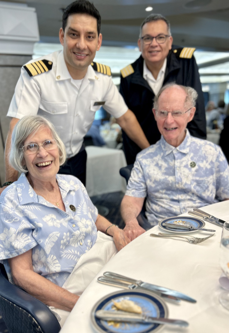 Georgina y Humberto con el capitán de barco Abhi Singh y el gerente general Lui Toro en el almuerzo de despedida