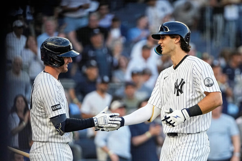 Spencer Jones, de los Yanquis, es saludado por su compañero José Caballero luego de haber su descomunal cuadrangular en el juego contra los Medias Blancas.