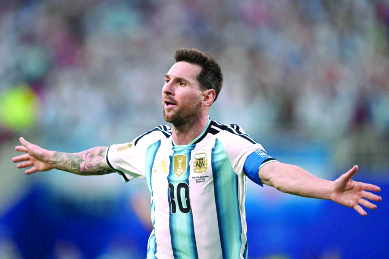 Lionel Messi, de Argentina, celebra luego de anotar uno de los tres goles que consiguió en el partido del martes frente a Argelia.