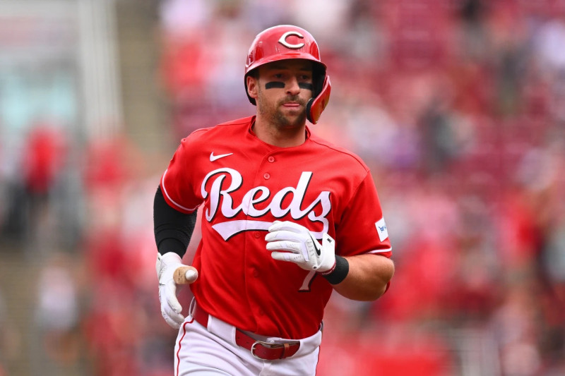Spencer Steer, de Cincinnati, recorre las bases tras pegar un jonron solitario al derecho Kodai Senga, de los Mets, en la primera entrada.