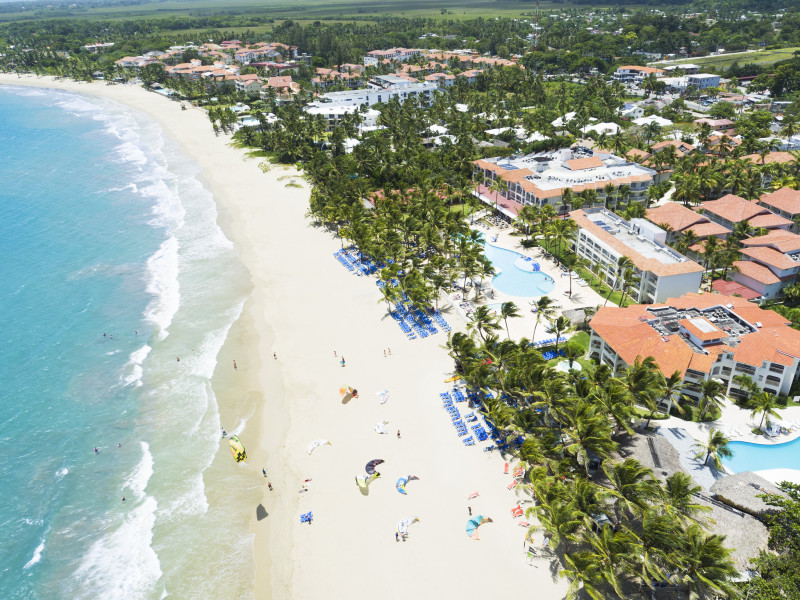 Personas practican Kktesurf en playa de Cabarete,  Puerto Plata