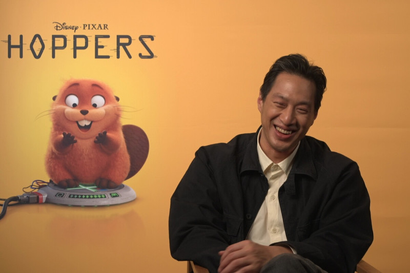 Daniel Chong es el director y guionista de la película animada de Pixar "Hoppers". El cineasta estadounidense, famoso por haber creado la popular serie animada Somos Osos (We Bare Bears) de Cartoon Network, hizo su debut como director de largometrajes cinematográficos en Pixar con esta producción.