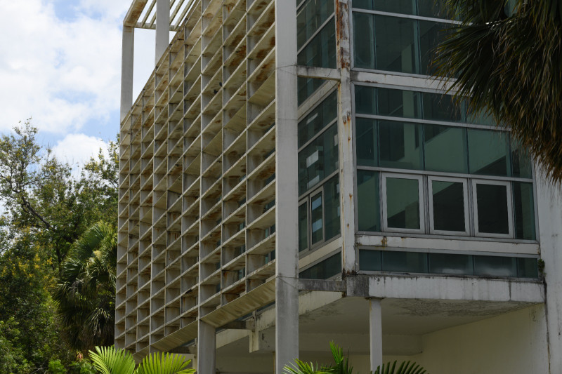 La parte exterior del edificio está bastante oxidada en toda la estructura metálica.