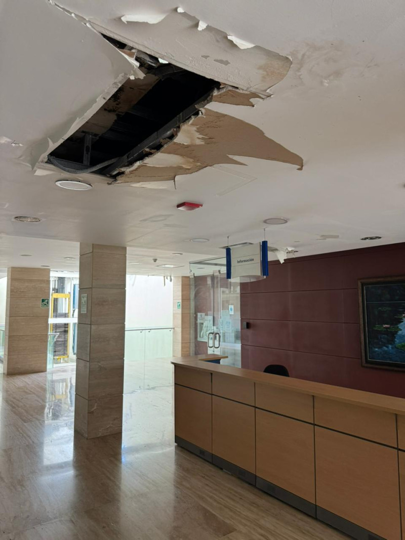 La Biblioteca Nacional muestra plafones desprendidos, infraestructura oxidada, baños fuera de servicio, desprendimiento del nombre.