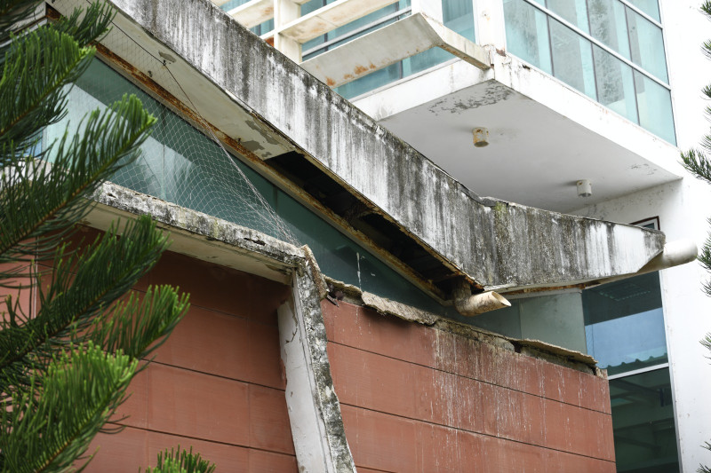Se observa el grado de deterioro de las paredes y columnas del edificio.