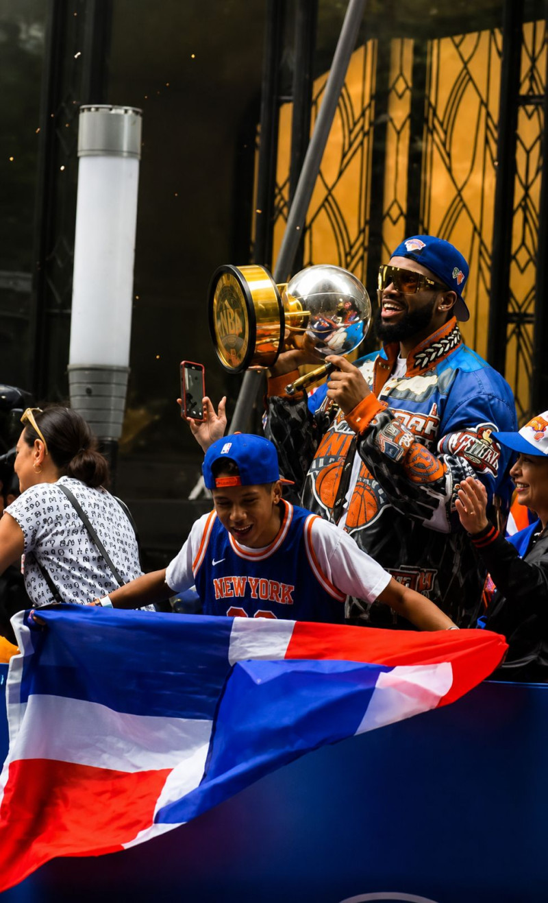 Karl-Anthony Towns desfila acompañado de la bandera de República Dominicana.