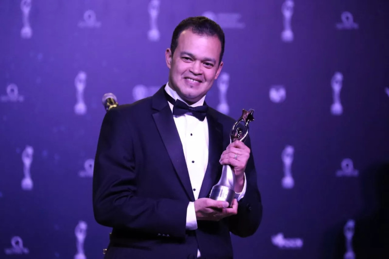 Alex Bueno en el Teatro Nacional exhibe su Premio Soberano al Mérito, en 2019. ARCHIVO