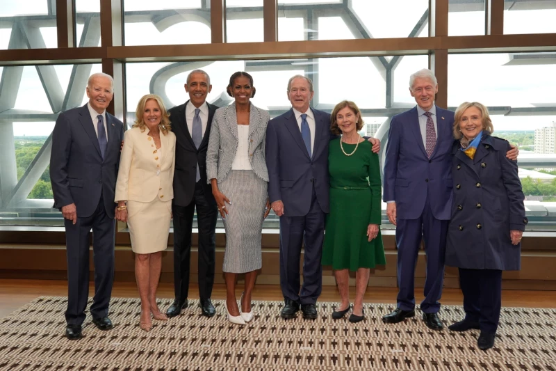 Los expresidentes Joe Biden y su esposa Jimm Biden, Barack Obama y Michelle Obama, George W. Bush y Laura Bush, y Bill Clinton y Hillary Clinton, posan para una foto.