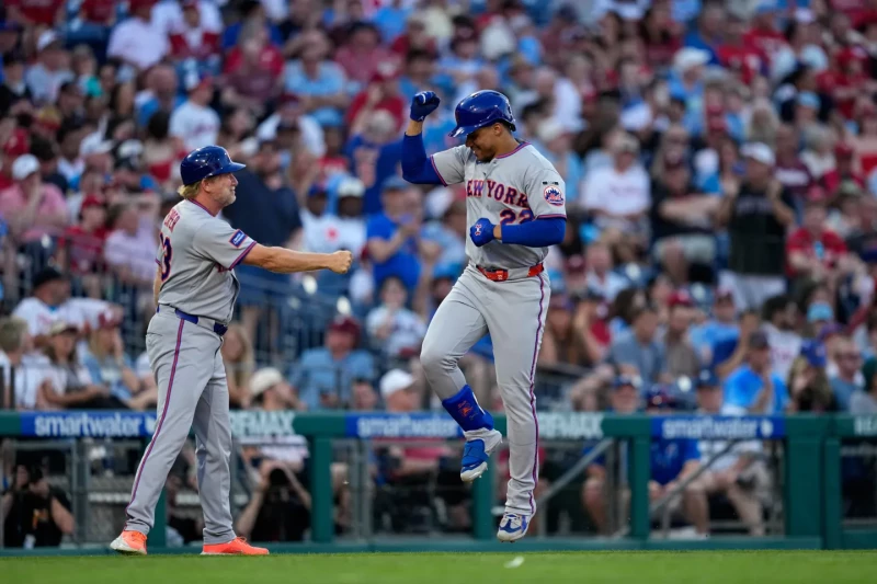 Juan Soto, de los Mets, celebra con el coach de tercera Tim Leiper tras pegar uno de sus dos jonrones frente a los Filis, el 18 de junio de 2026, en Filadelfia.