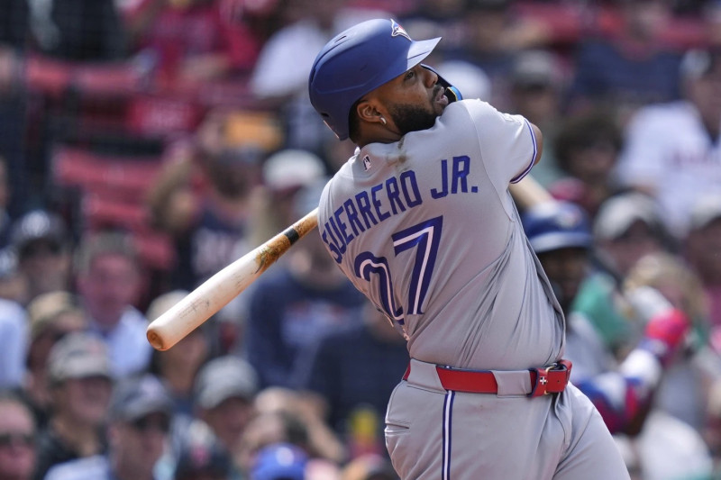 Vladimir Guerrero, de Toronto, al momento de pegar su cuarto vuelacercas del año.