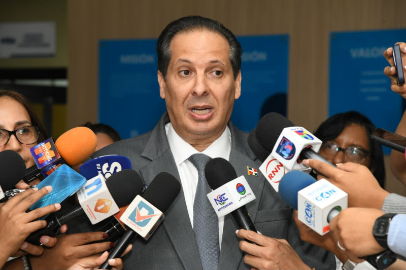 Ministro de Salud, Victor Atallah, durante el acto de aplicación del anticuerpo monoclonal Nirsevimab