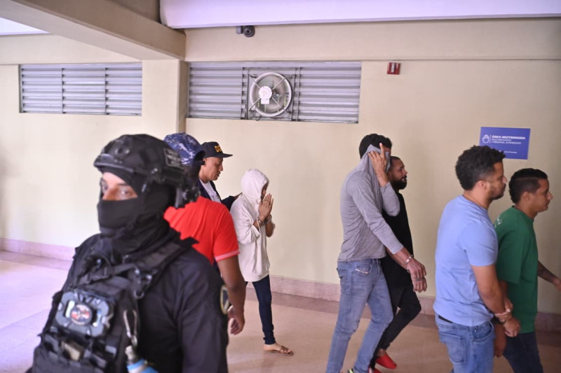 Los imputados son Carlos José Parra Lantigua, Eliardo Peña Almonte, Renso Darío González Almonte, Josiel Pichardo Cabrera, Walinton Ariel Sosa Almonte, Moisés David Pichardo Aracena, Pedro Antonio Pichardo, Yusmery Altagracia Cabrera, Danny Rafael Lantigua y Julio Antonio Peralta del Rosario.