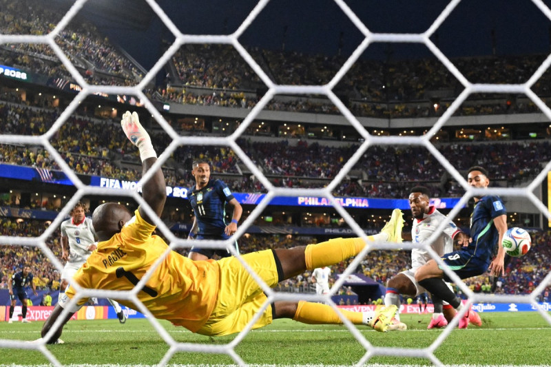 El delantero brasileño Matheus Cunha (derecha), número 09, anota el segundo gol de su equipo durante el partido de fútbol del Grupo C del Mundial 2026 entre Brasil y Haití en el Estadio de Filadelfia, el 19 de junio de 2026.