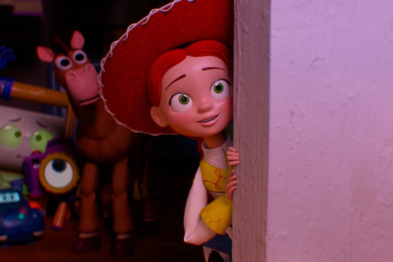 Esta imagen publicada por Pixar muestra al personaje de Jessi, en una escena de “Toy Story 5”.