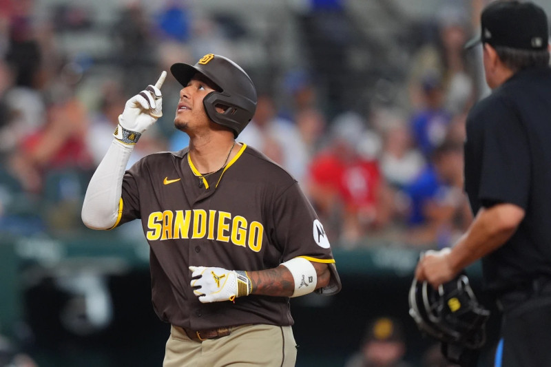 Manny Machado, de los San Diego Padres, apunta hacia arriba mientras corre por las bases tras conectar un jonrón durante la décima entrada de un partido de béisbol contra los Texas Rangers.