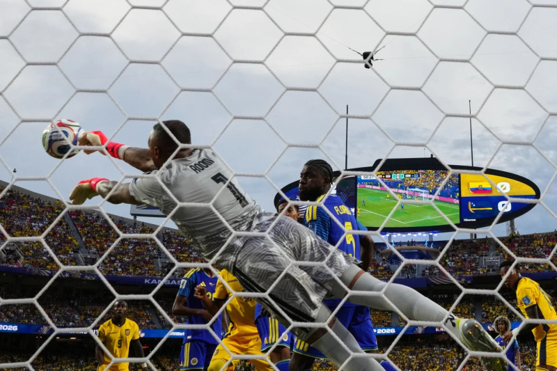 El portero de Curazao, Eloy Room (1), realiza una parada durante el partido del Grupo E de fútbol de la Copa del Mundo entre Ecuador y Curazao en Kansas City, Misuri.