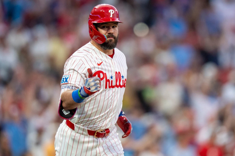 Kyle Schwarber, de los Philadelphia Phillies, da un pulgar arriba tras conectar un jonrón durante la tercera entrada de un partido de béisbol contra los New York Mets.