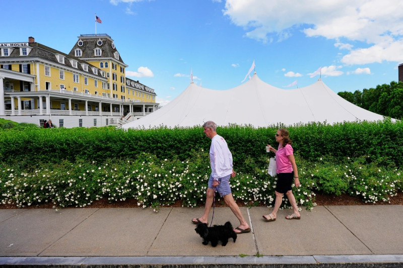 Una pareja caminan frente al hotel Ocean House, donde una carpa temporal para eventos generó especulaciones, el sábado 20 de junio de 2026 en Westerly, Rhode Island.