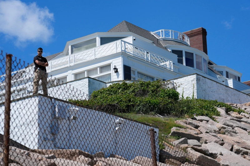 Un guardia de seguridad vigila la “Holiday House” de Taylor Swift, el sábado 20 de junio de 2026.
