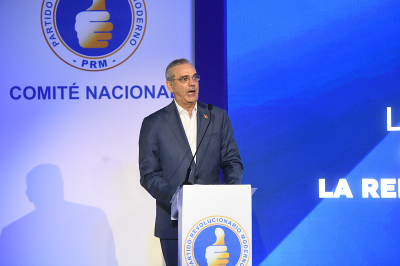 Presidente Luis Abinader durante una reunión con los miembros del Comité Nacional del Partido Revolucionario Dominicano