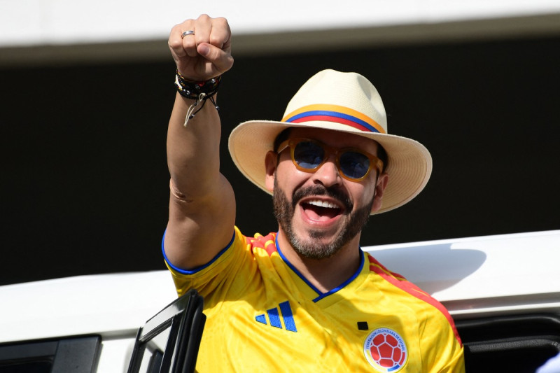 El candidato presidencial colombiano del movimiento Defensores de la Patria, Abelardo de la Espriella, alza el puño en un centro de votación durante la segunda vuelta de las elecciones presidenciales en Barranquilla, Colombia, el 21 de junio de 2026.