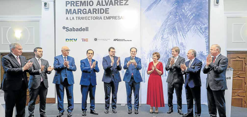 Manuel Corripio Alonso muestra el reconocimiento que le fue otorgado a su padre José Luis “Pepín” Corripio Estrada, durante el XV premio “Álvarez Margaride”.