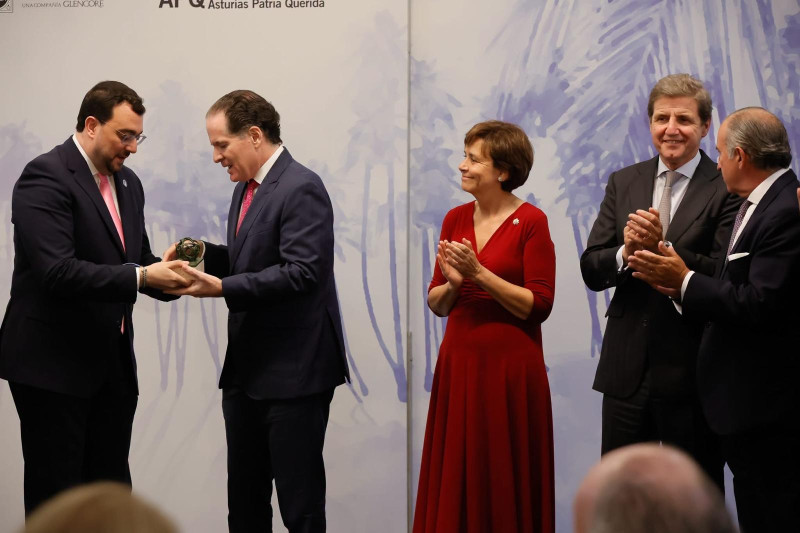 Momento en que Manuel Corripio Alonso recibe el reconocimiento entregado en España a su padre José Luis “Pepín” Corripio Estrada, por su trayectoria en el mundo de los negocios.