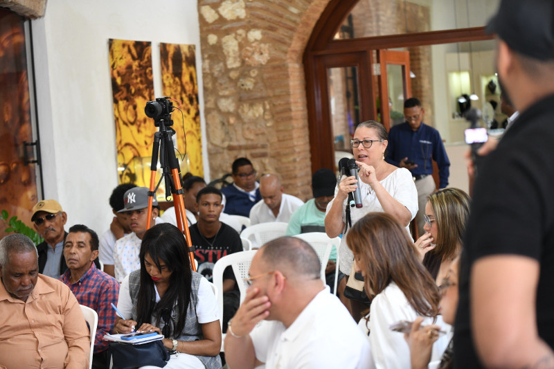 Dirigente comunitaria de la Zona Colonial expone sus opiniones durante el encuentro de diálogo realizado el  domingo, en el mismo participaron diversas autoridades.