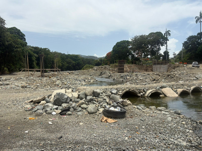 Quezada señaló que el río enfrenta problemas de contaminación provocados por el vertido de basura y desechos sólidos.