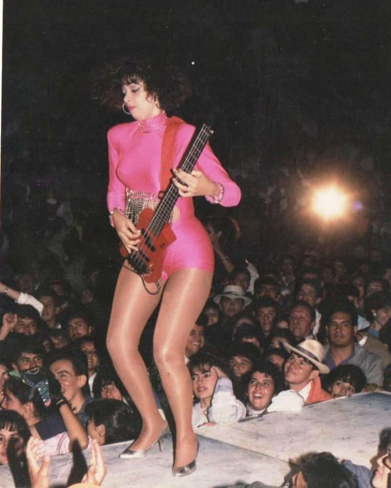 La bajista Janni Viloria integró la banda Las Monumentales Chicas del Can.