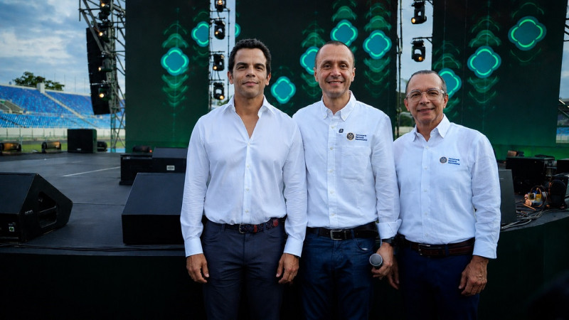 De izquierda a derecha, Saymon Díaz, presidente de SD Concerts; Fabián Suárez, presidente de Cervecería Nacional Dominicana, y Luis Álvarez, vicepresidente ejecutivo de la casa cervecera.