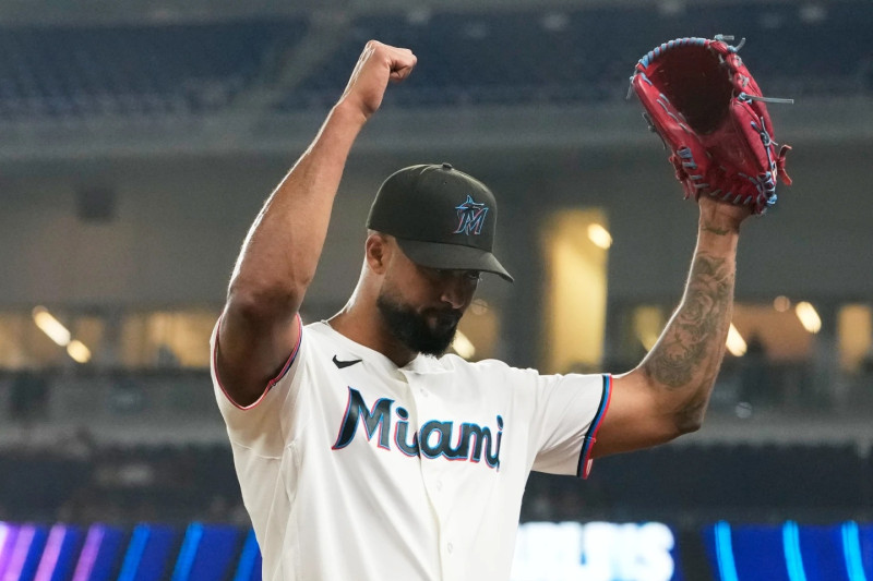 Alcántara establece el récord de ponches de por vida de los Marlins; vencen 6-4 a Rangers