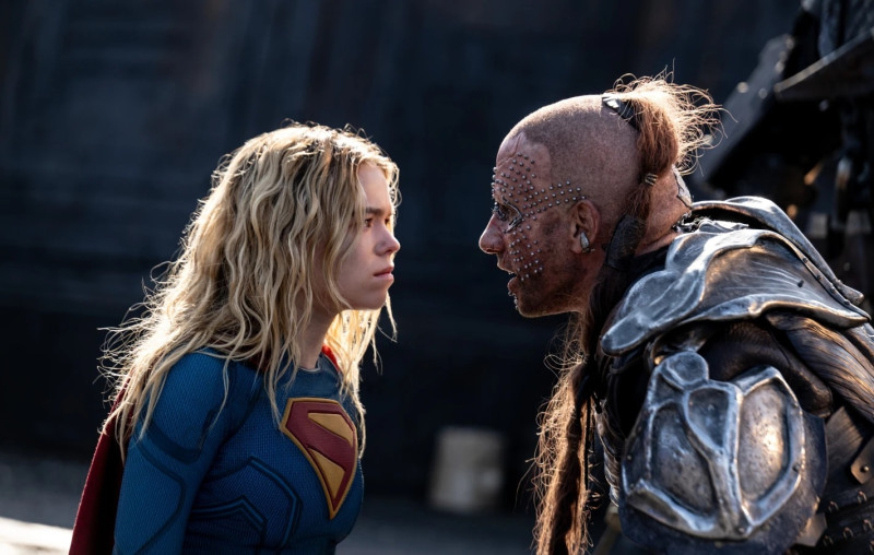 Milly Alcock y Matthias Schoenaerts en una escena de la película "Supergirl".