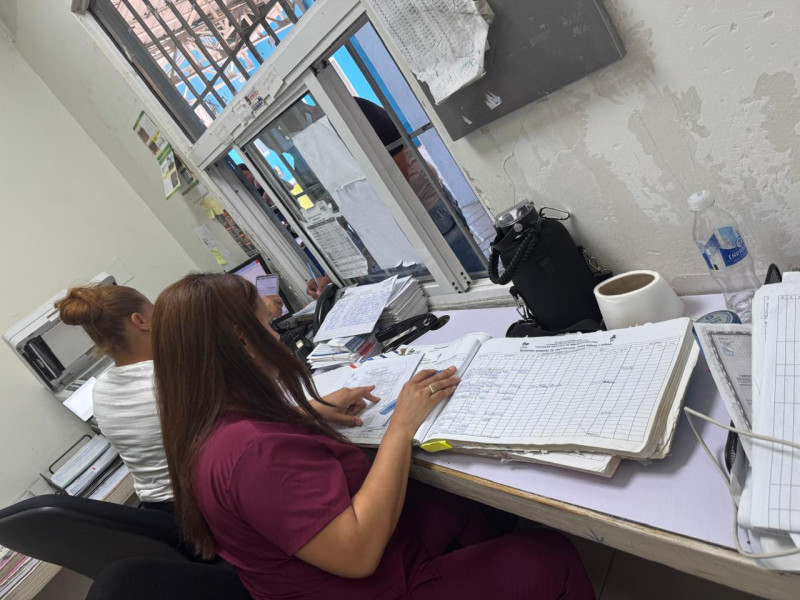 Pesonal del puesto de vacunación del Centro Sanitario de Santo Domingo, mientras realiza el registro de pacientes.