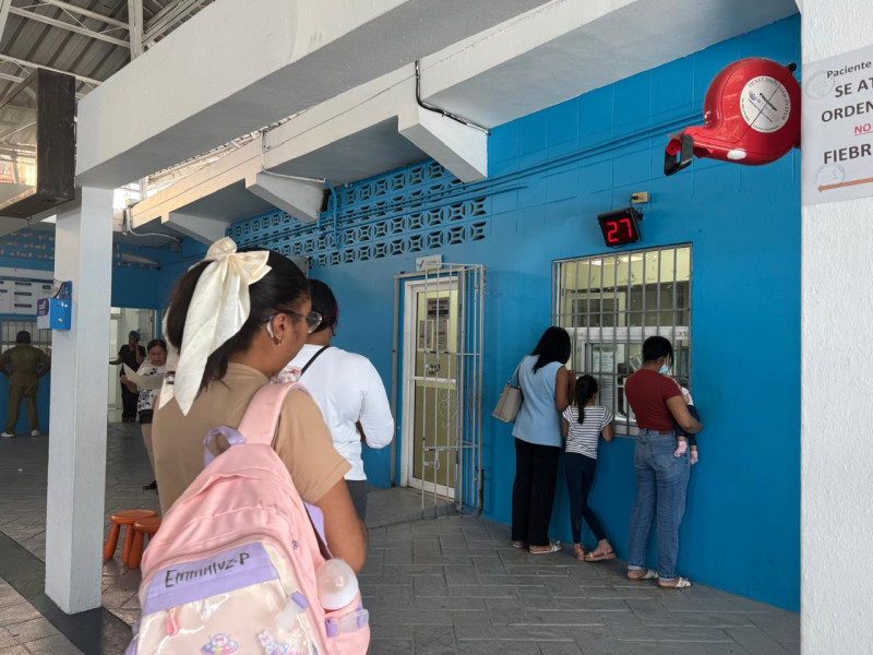 Cada día en el puesto de vacunación del Centro Sanitario de Santo Domingo se aplican un promedio de 80 vacunas entre niños y adultos.