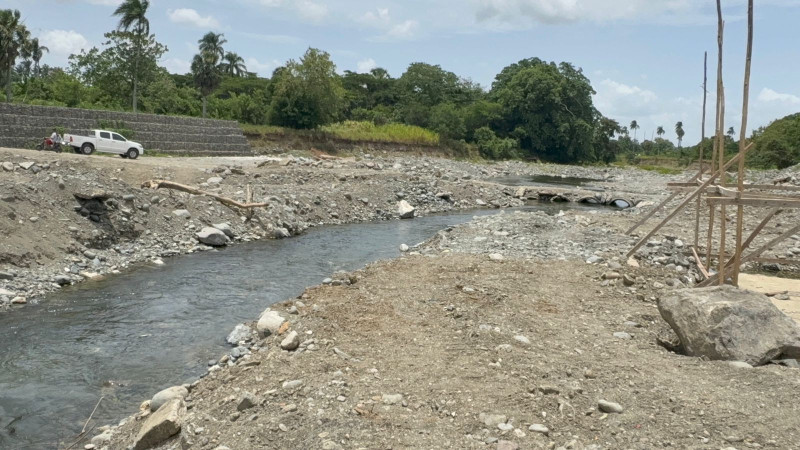 Ambientalistas han denunciado extracciones de arena en el río Camú.