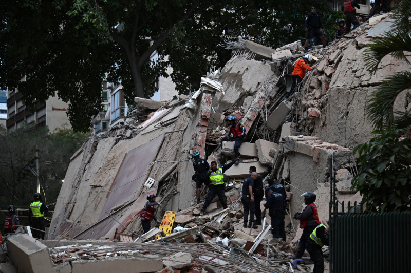 Equipos de rescate buscan a las víctimas en un edificio derrumbado tras el terremoto ocurrido en Caracas el 24 de junio de 2026