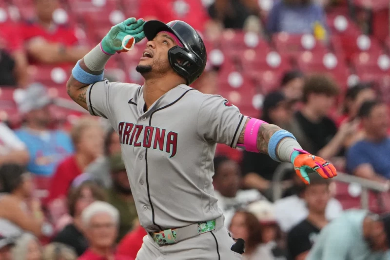 Ketel Marte, de los Diamondbacks, recorre las bases después de batear un cuadrangular solitario contra los Cardenales, el 24 de junio de 2026, en San Luis.