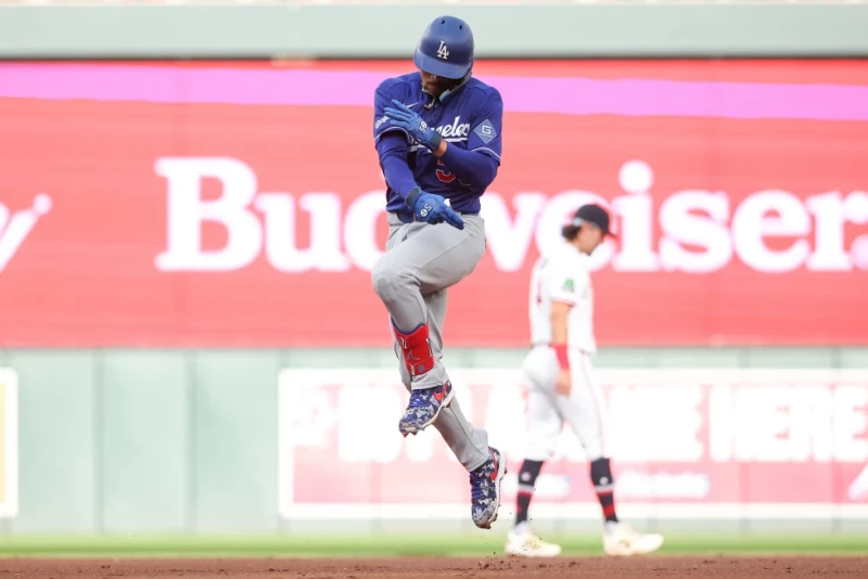 Mookie Betts, de los Dodgers, celebra el jonrón 300 de su carrera mientras corre las bases, el 24 de junio de 2026, en Minneapolis.