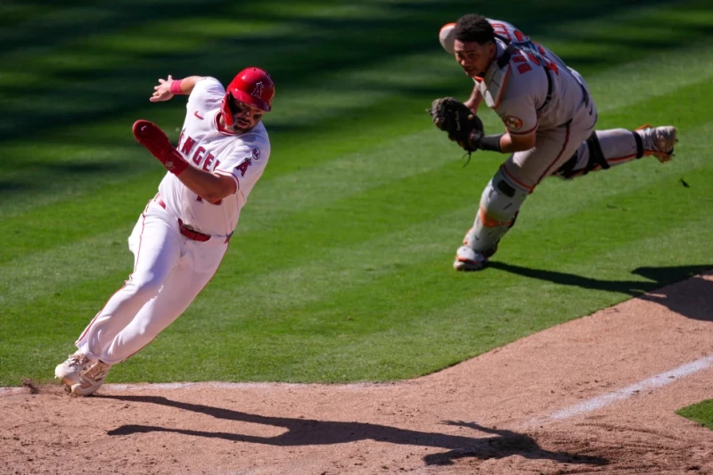 Nolan Schanuel, de los Angelinos, anota con un sencillo de Logan O’Hoppe, mientras Samuel Basallo, de los Orioles, no lo pudo tocar, el 24 de junio del 2026.