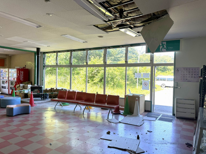Esta fotografía facilitada por el Vanraure Hachinohe Club y difundida por Jiji Press el 25 de junio de 2026 muestra un edificio con una cancha de fútbol sala dañado tras un terremoto ocurrido por la mañana en la ciudad de Hachinohe, prefectura de Aomori.