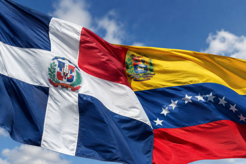 Banderas de República Dominicana y Venezuela creadas con inteligencia artificial.
