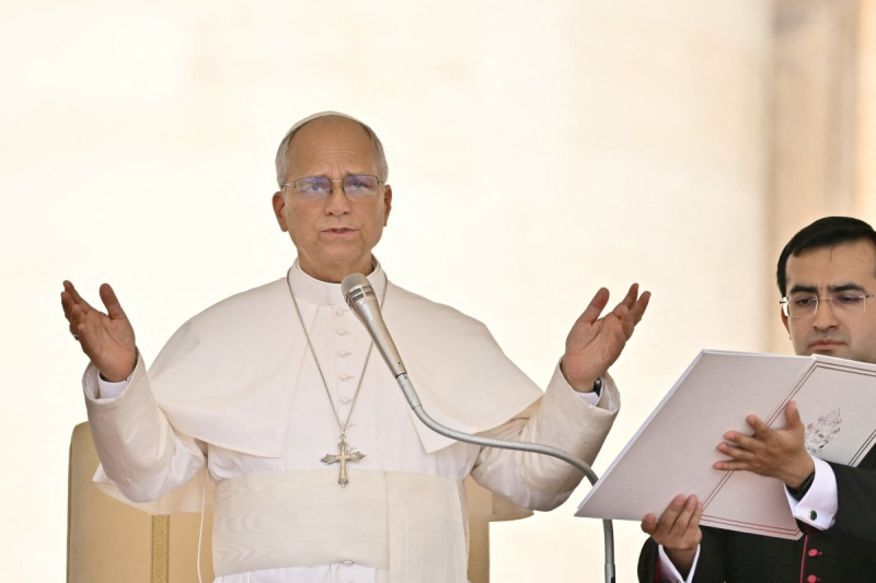 El Papa León XIV bendice a la multitud al finalizar la audiencia general semanal en la Plaza de San Pedro, en el Vaticano, el 24 de junio de 2026.