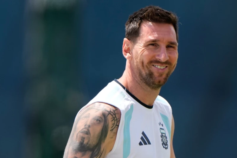 Lionel Messi, capitán de Argentina, camina durante el entrenamiento para la Copa Mundial de la FIFA, el 23 de junio del 2026.