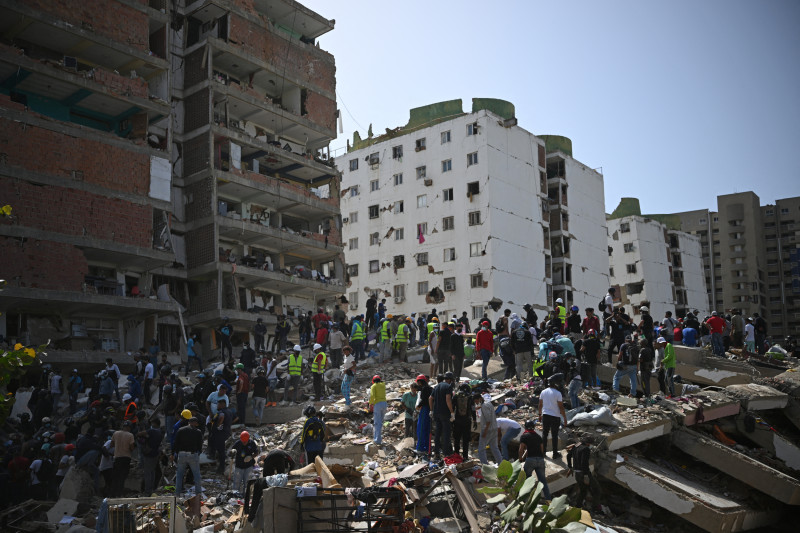 Equipos de rescate, voluntarios y vecinos se reúnen entre los escombros de los edificios derrumbados durante las operaciones de búsqueda y rescate en Catia La Mar, La Guaira, Venezuela, el 26 de junio de 2026