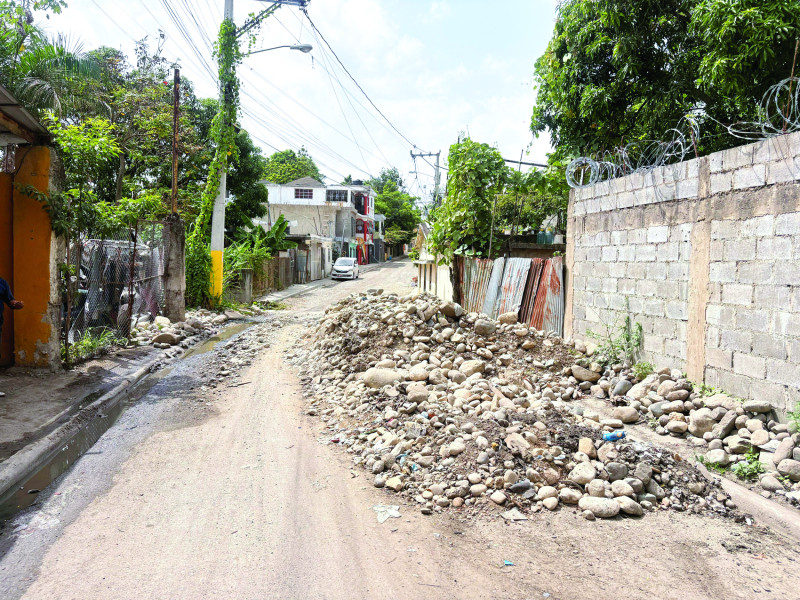 Comunitarios de barrios de Los Alcarrizos esperan que las autoridades cumplan la promesa de reconstruir sus calles.
