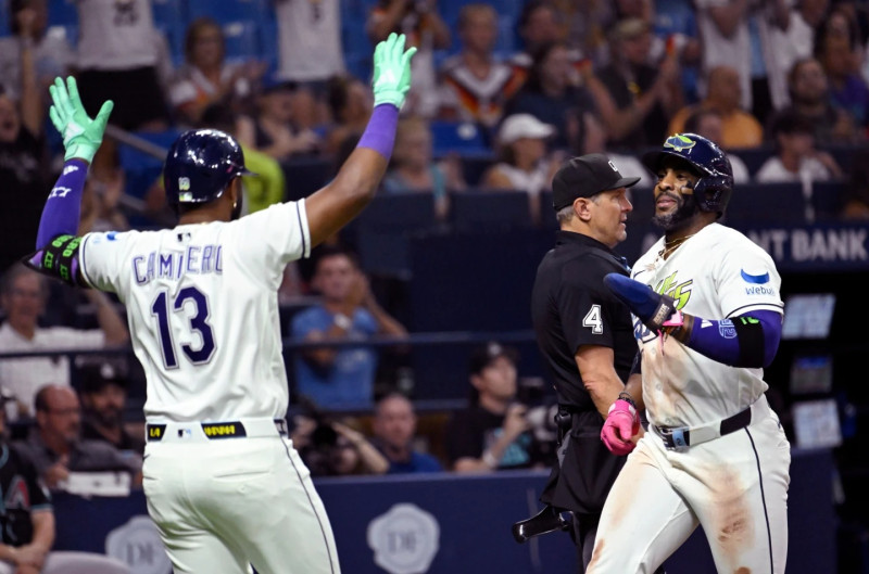 Junior Caminero y Yandy Díaz celebran luego que el dominicano diera un cuadrangular con dos a bordo en el primer inning del juego contra Arizona.